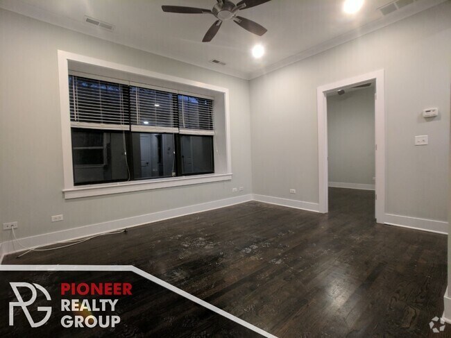 Building Photo - 1946 W Nelson St Unit 3W Rental