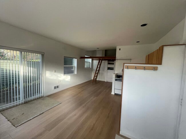 Building Photo - 1501 E Spring St Unit 1