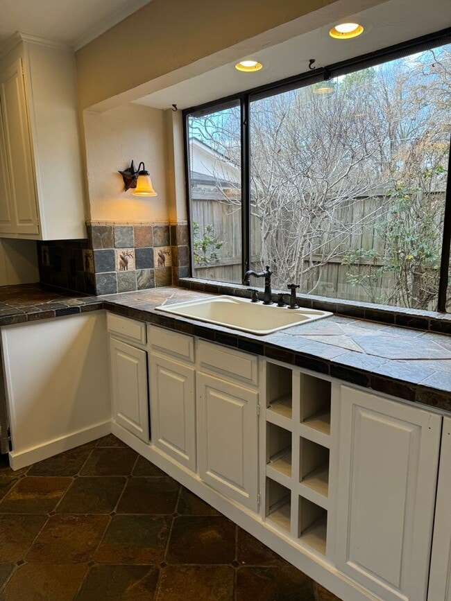 Building Photo - 636-638-638 Town Oaks Cir Unit 638