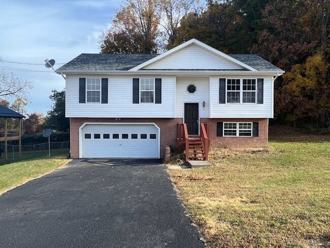 Building Photo - 3 bed 2 bath + 2 car garage- Jonesborough