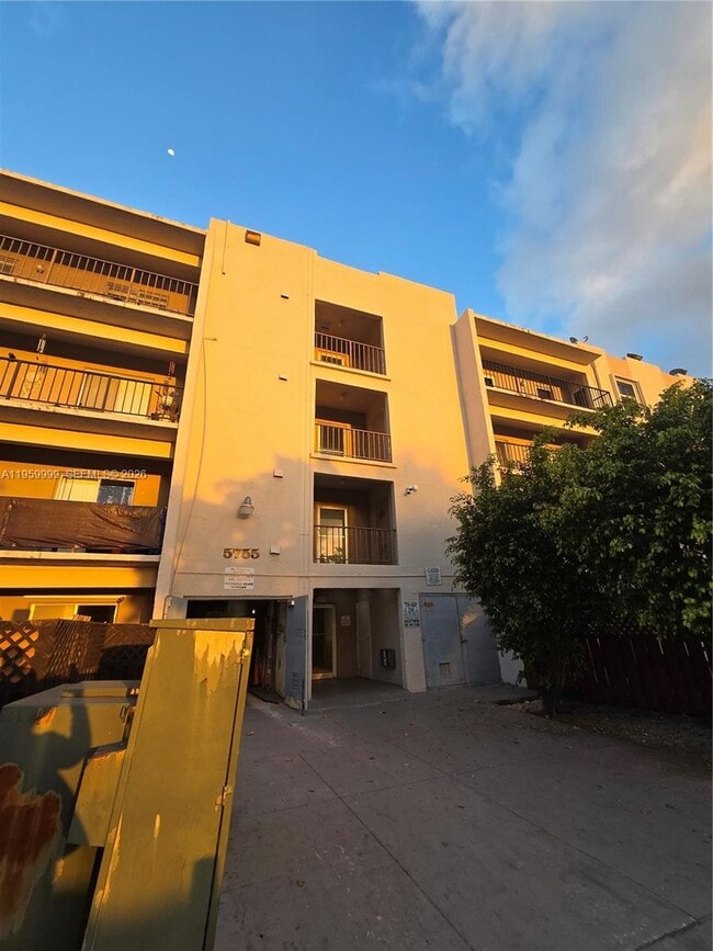 Photo - 5755 W 20th Ave Unidad 312