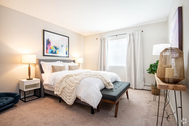 1BR, 1BA - 692SF - Sycamore Woods