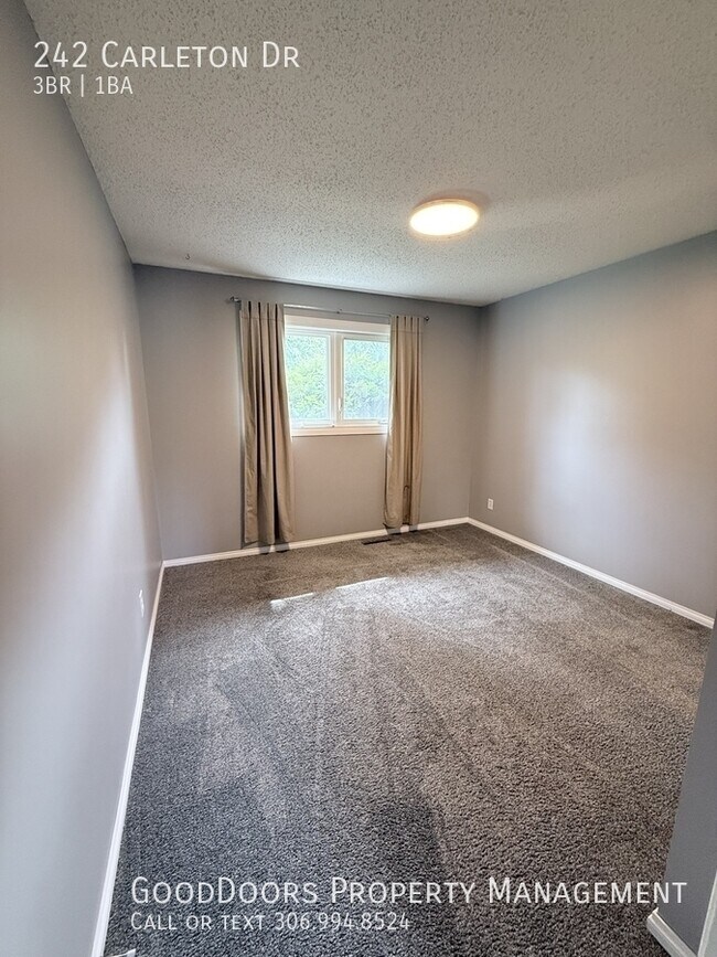 Photo - 242 Carleton Dr