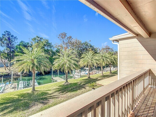 65 Beach Ln