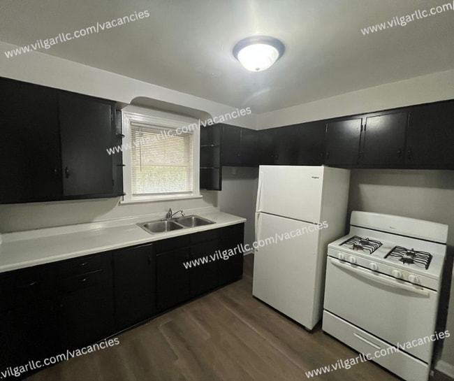 Building Photo - 4110 Drummond St Unit 1