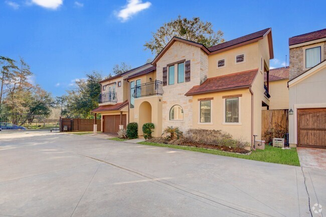 Building Photo - Tuscan-style 3 bedroom home in gated commu...