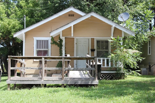 Building Photo - 1371 E Blaine St Rental