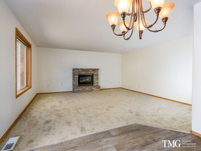 Huge 5 Bedroom Home in Desirable East Coun... - Huge 5 Bedroom Home in Desirable East Coun...