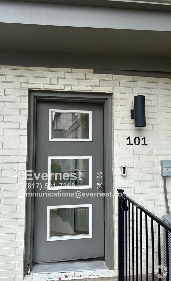Building Photo - 2528 N Fitzhugh Ave Rental