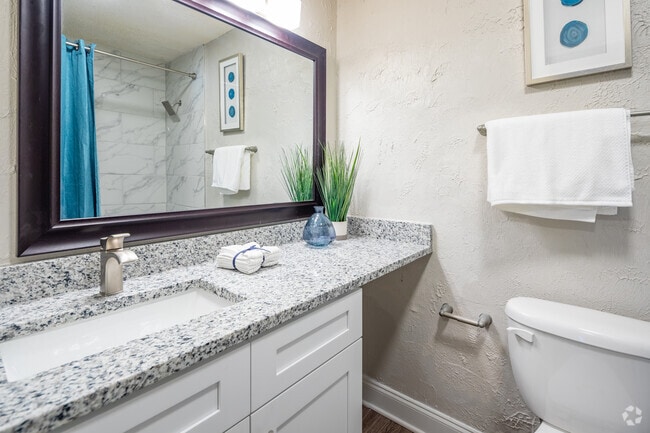 2BR, 2BA - The Hickory - 1,150SF - Bathroom