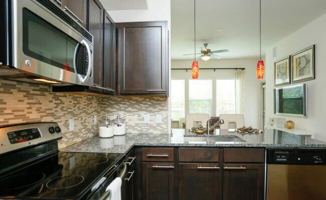 Building Photo - 2 bedroom in Houston TX 77063 Unit 2292 Rental