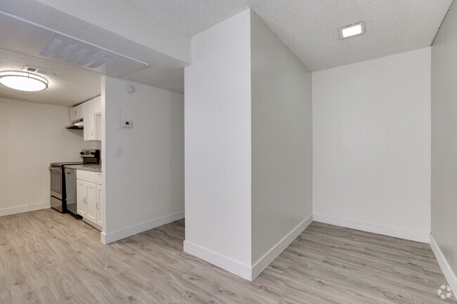 1BR, 1BA - 692SF
