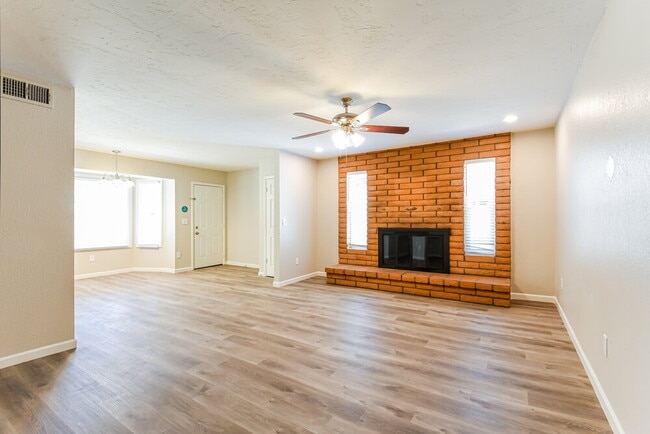 Photo - 301 E Keogh Dr