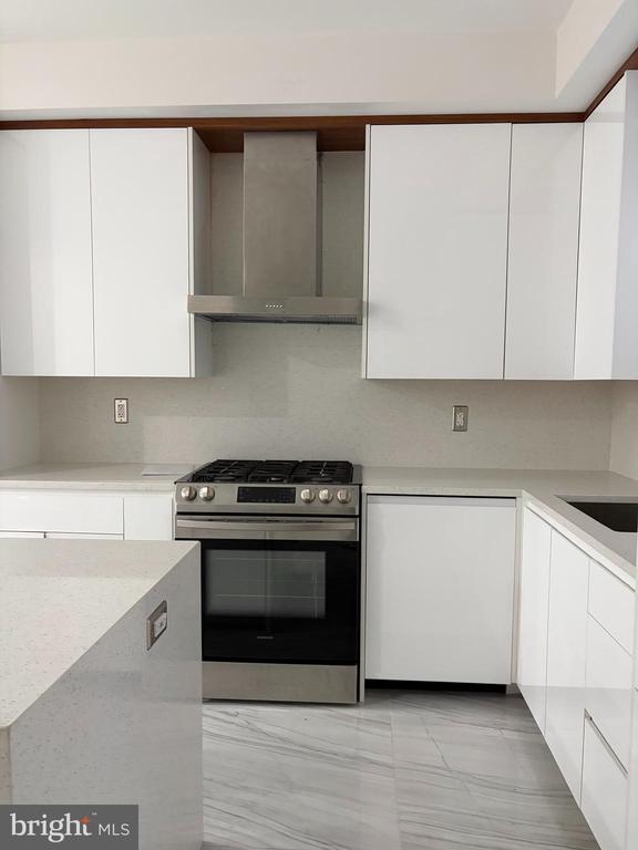 Photo - 726 Roxboro Pl NW