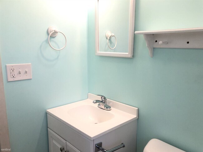 Photo - 2 br, 1 bath 4plex - 201 East Cross Street 2