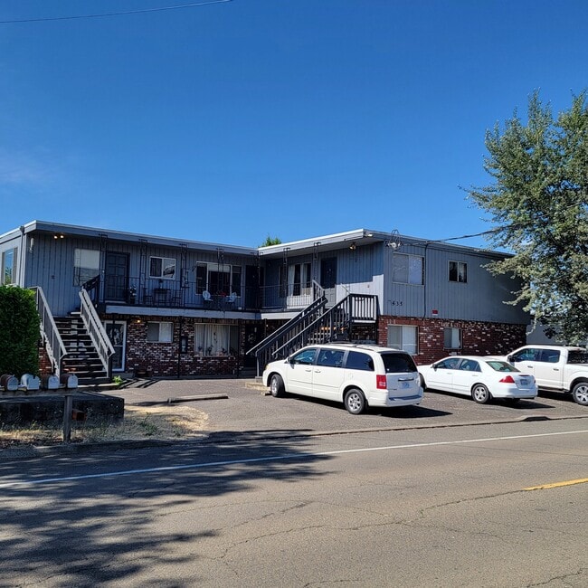 Building Photo - 435 NE Newton Creek Rd