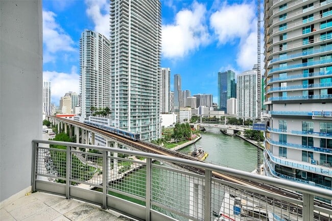 Building Photo - 690 SW 1st Ct Unit 1502