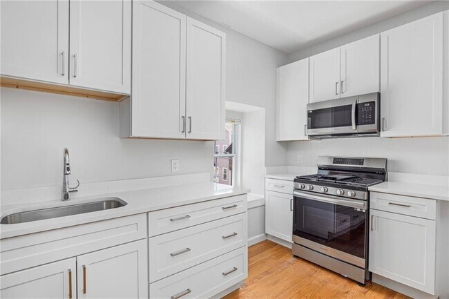 Photo - 462 Thames St Unit 3