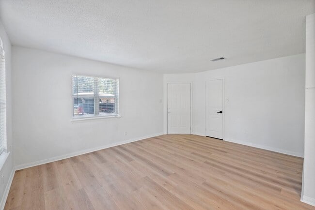 Photo - 700 Lyle W Ave