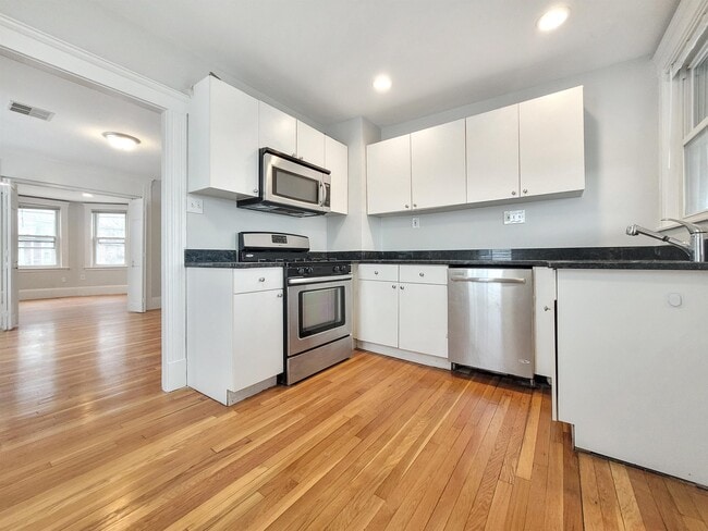 Building Photo - 116 Gladstone St Unit 3