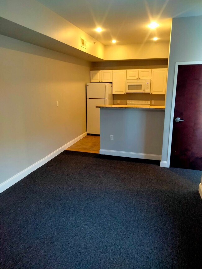 Building Photo - 210 Farmington Ave Unit 401