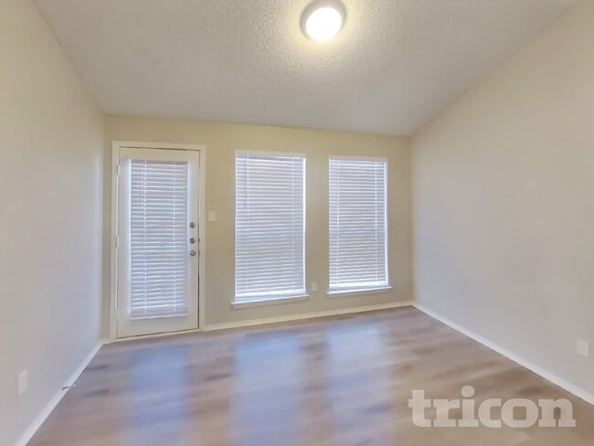 Photo - 327 Moss Hill Dr