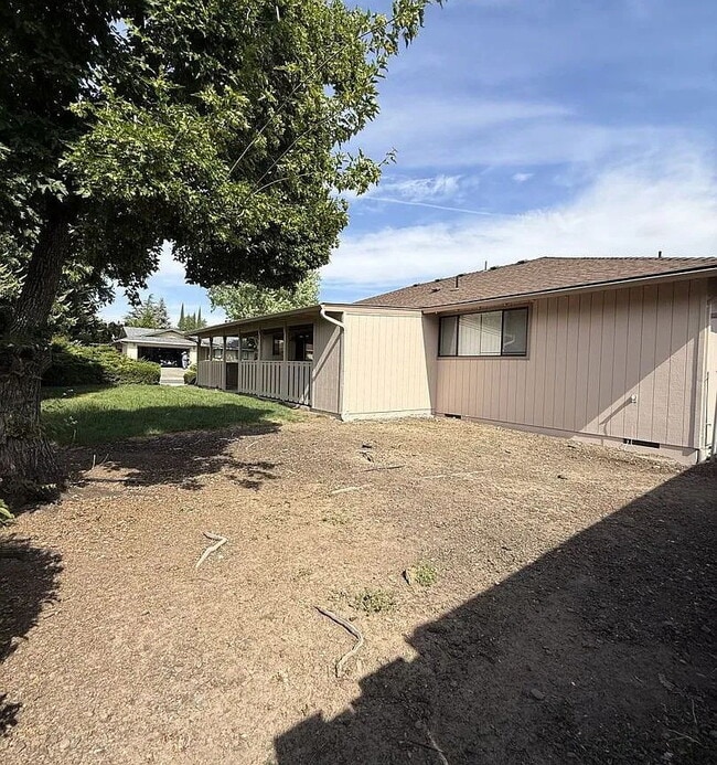 Building Photo - 530 Golf View Dr