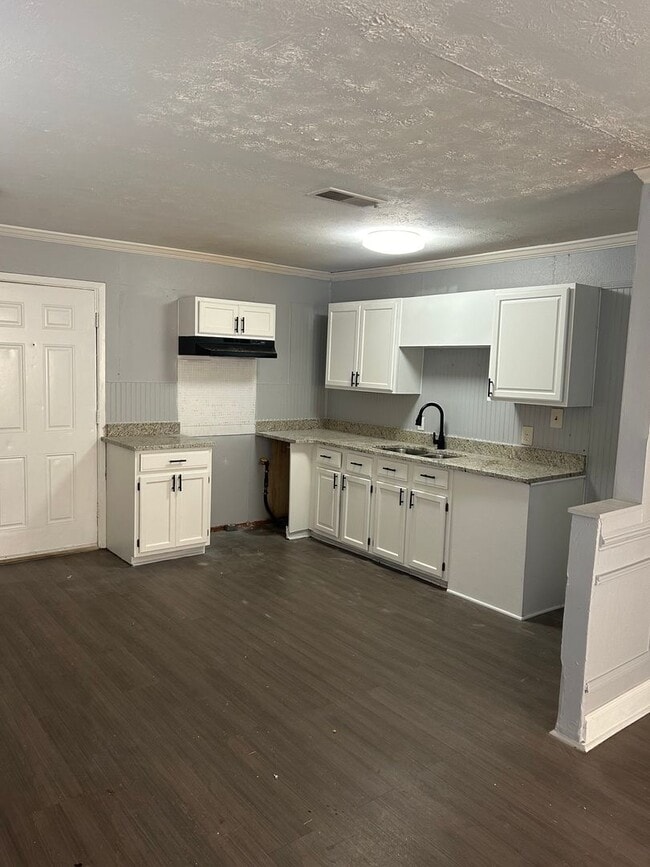 Photo - 3bd/1ba w/ Side Porch and Fully Fenced In Backyard!