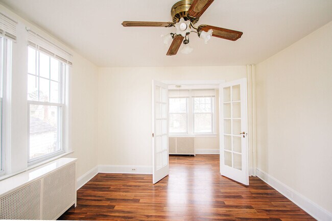 Living Room - 615 N Lafayette Ave Unit 2