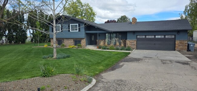 Building Photo - Home in the country and ready for it new tenants