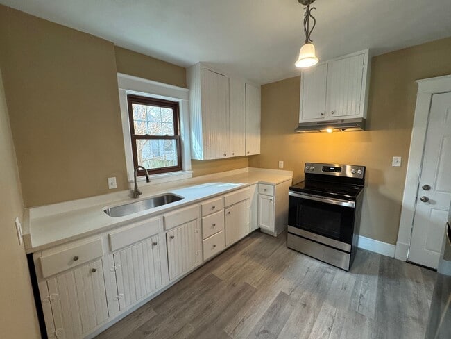 Photo - 3 Bedroom Moline Home with 2 Car Garage