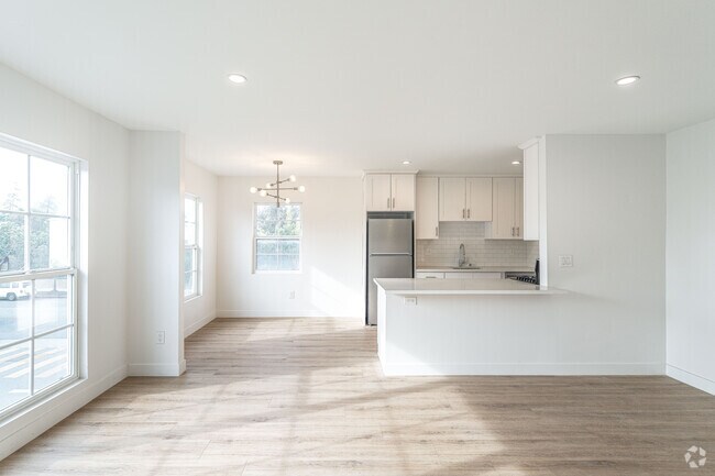 1BR, 1BA - 761 SF