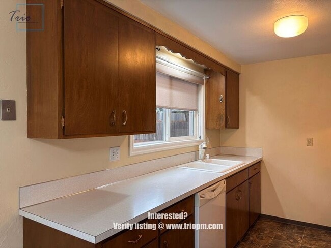 Photo - 1398 Corum Ave