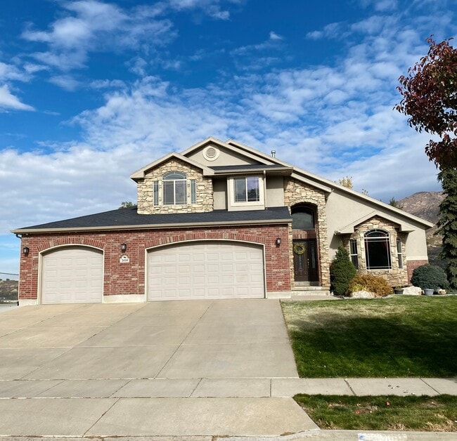 Building Photo - 2410 E View Dr