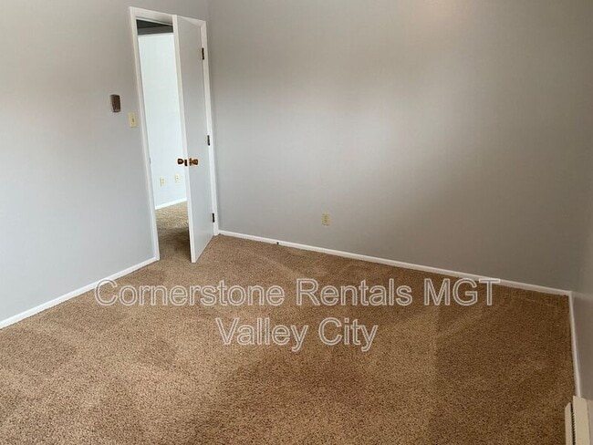 Photo - 825 3rd St SW