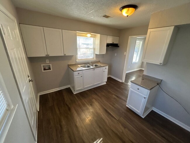 Photo - 3350 Ashland St