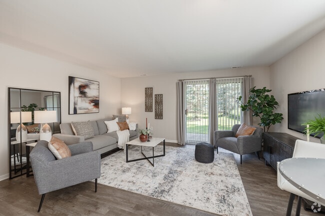 1BR, 1BA - 910SF - Kensington - Living Room - Briarcliff Village