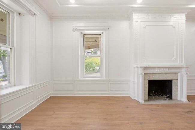 Building Photo - 6012 Ridge Ave Unit 2