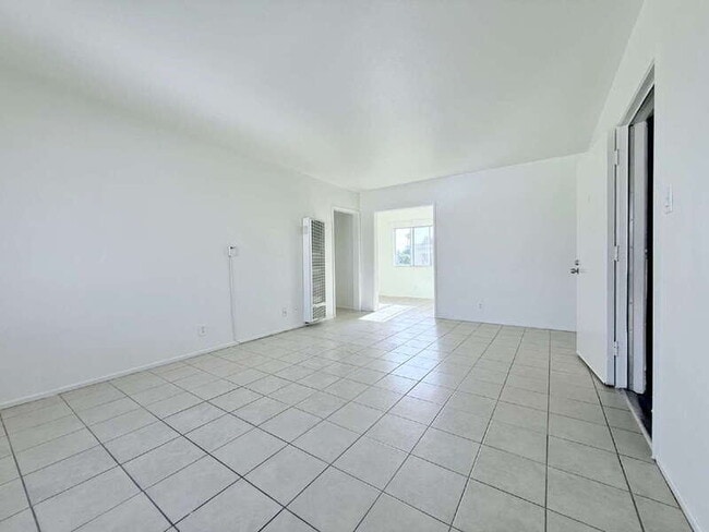 Photo - 943 W 68th St Unit 4