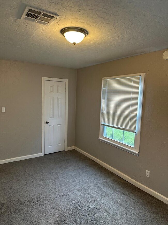 Photo - 220 W Jacobs Dr