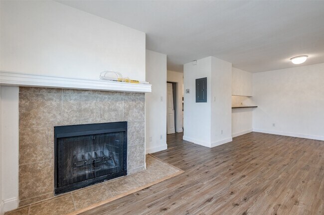 Building Photo - 2200 E Trinity Mls Rd Unit 206 Rental