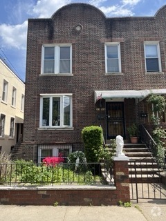 Building Photo - 2445 23rd St Unit Upstairs Rental