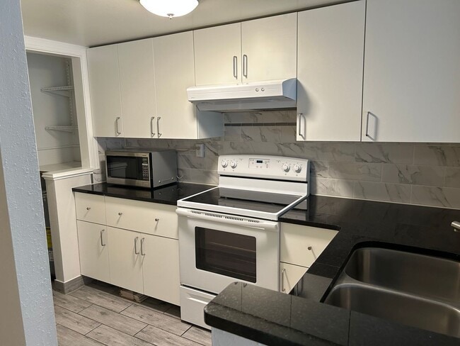 Building Photo - 608 Orange Dr Unit 181