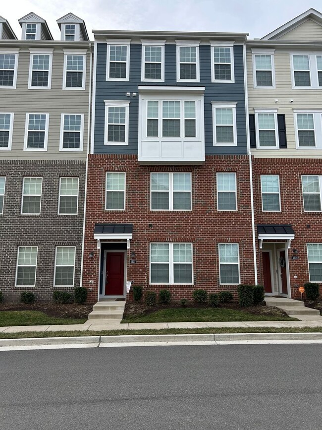 Spacious 3 Bed / 2.5 Bath Townhome with Av... - Spacious 3 Bed / 2.5 Bath Townhome with Av...