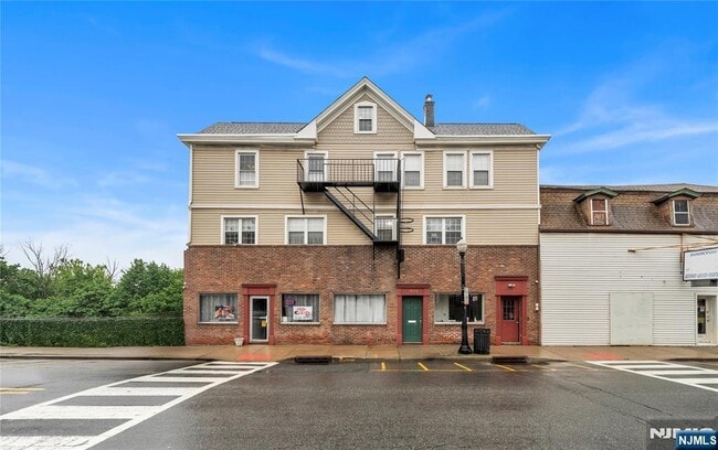 Building Photo - 1000 Main St Unit 2W-2W Rental