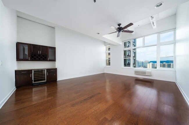 Building Photo - 1500 Hudson St Unit 9V