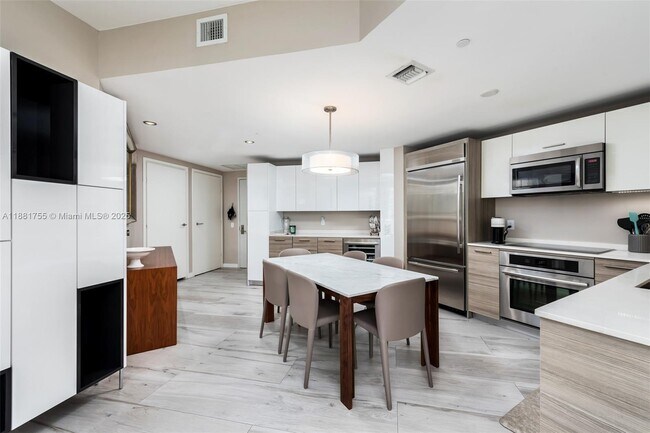 Photo - 1300 Brickell Bay Dr Unidad 1702