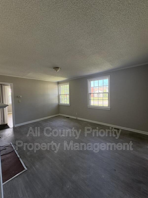 Photo - 1004 Industrial Ave NE