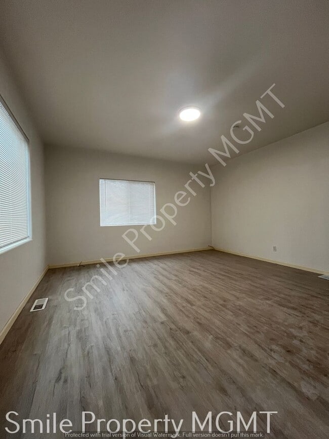 Photo - Lovely house with 4 bedrooms and 2.5 bathroom.