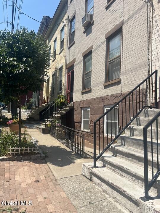 Building Photo - 31 Elm St Unit Garden Apt